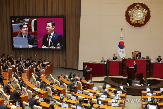 9일 국회에서 열린 '윤석열 대통령 위헌적 비상계엄 선포 내란혐의 및 제주항공 여객기 참사 진상규명' 관련 긴급현안질문. 연합뉴스